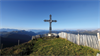 Ein Kreuz auf einem Hügel