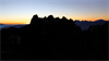 Eine Bergkette bei Sonnenuntergang
